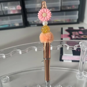 Hemmagjord orange penna med en blomma🌸💕 - Hemmagjord orange, guld penna med en blomma på toppen🌸💕 