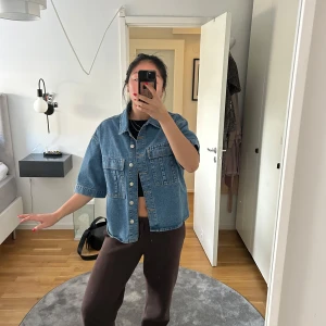 Blå jeans skjorta  - Säljer en cool blå jeans skjorta från najs i storlek 36. 