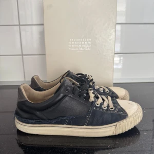 Margiela new evolution skor - Margiela new evolutions i fint skick🌟 | originalstorlek: 42, fråga om innermått vid osäkerhet | ingår: box och två dustbags | 