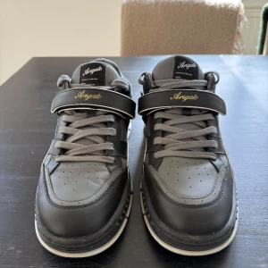 Svarta sneakers från Axel Arigato - Har använt skorna ett fåtal gånger och de är som nya. 