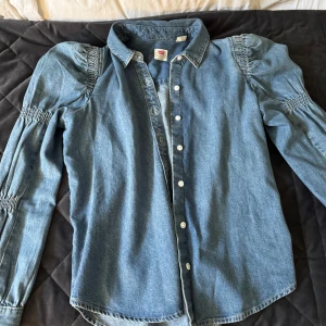 Blå jeansskjorta från Levis - fin jeans blus som inte kommer till användning 