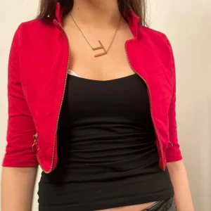 Röd Bolero - Såå snygg bolero med guldig dragkedja runt om!🤗🥰🥰Passar xs-m beroende på hur man vill att den ska sitta! 