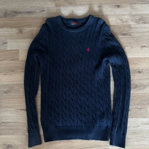 Mörkblå kabelstickad tröja från Morris - Säljer en stilren mörkblå kabelstickad tröja från Morris. Nypris 899kr. Hör av er vid intresse och frågor.