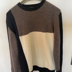 Tröja från Z Zegna i blå, grå och vit. - Snygg tröja från Z Zegna i en kombination av blått, vitt och svart. Tröjan har en rund hals och långa ärmar med ribbade detaljer. Perfekt för en stilren look.