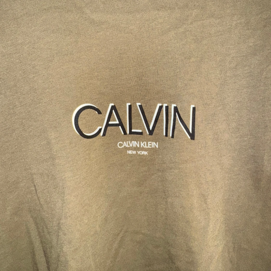 Ny, oanvänd, olivgrön T-shirt från Calvin Klein!  - 1