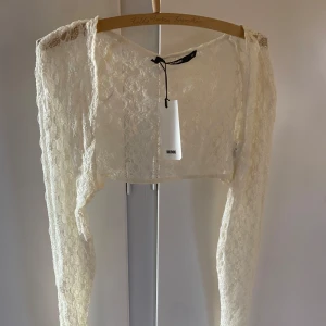 Vit spetsbolero från Bik Bok - Säljer en vitt spetsbolero från Bik Bok. Helt nytt skick med prislapp på! 🤍