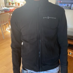 Svart hoodie  från Sail Racing - Tja säljer nu min svarta sail racing hoodie då den har blivit för liten, skick 7/10 då den behövs stryckas lite, pris kan diskuteras hör av er!