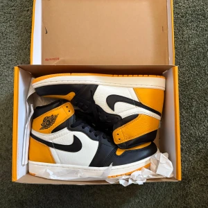  Air Jordan 1 Taxi  - Snygga Nike Air Jordans i en fräsch kombination av svart, vit och gul. Perfekt för sommaren, kvitto finns allt OG.  under RETAIL !! 