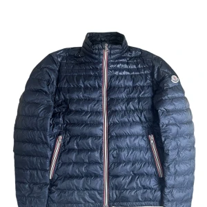 Moncler Daniel  - Moncler Daniel Giubotto. Storlek 4 passar L. Super skick utöver mini defekt vid mudden. Pris 2290kr nypris 12600. Finns att köpa på Fashionels.com 