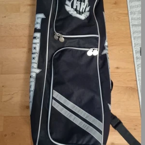 Klubbfodral samt ”Bag” till innebandy  - En bag med klubbfodral samt 3 olika fack för förvaring från klubbhuset. 150kr.                                     Unihoc klubbfodral 75kr.                                                       Båda är för max 92cm klubbor, vid köp av båda är priset 200kr.