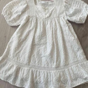 Zara barnklänning  - SÖKER just denna barnklänning från Zara i stl 122. 