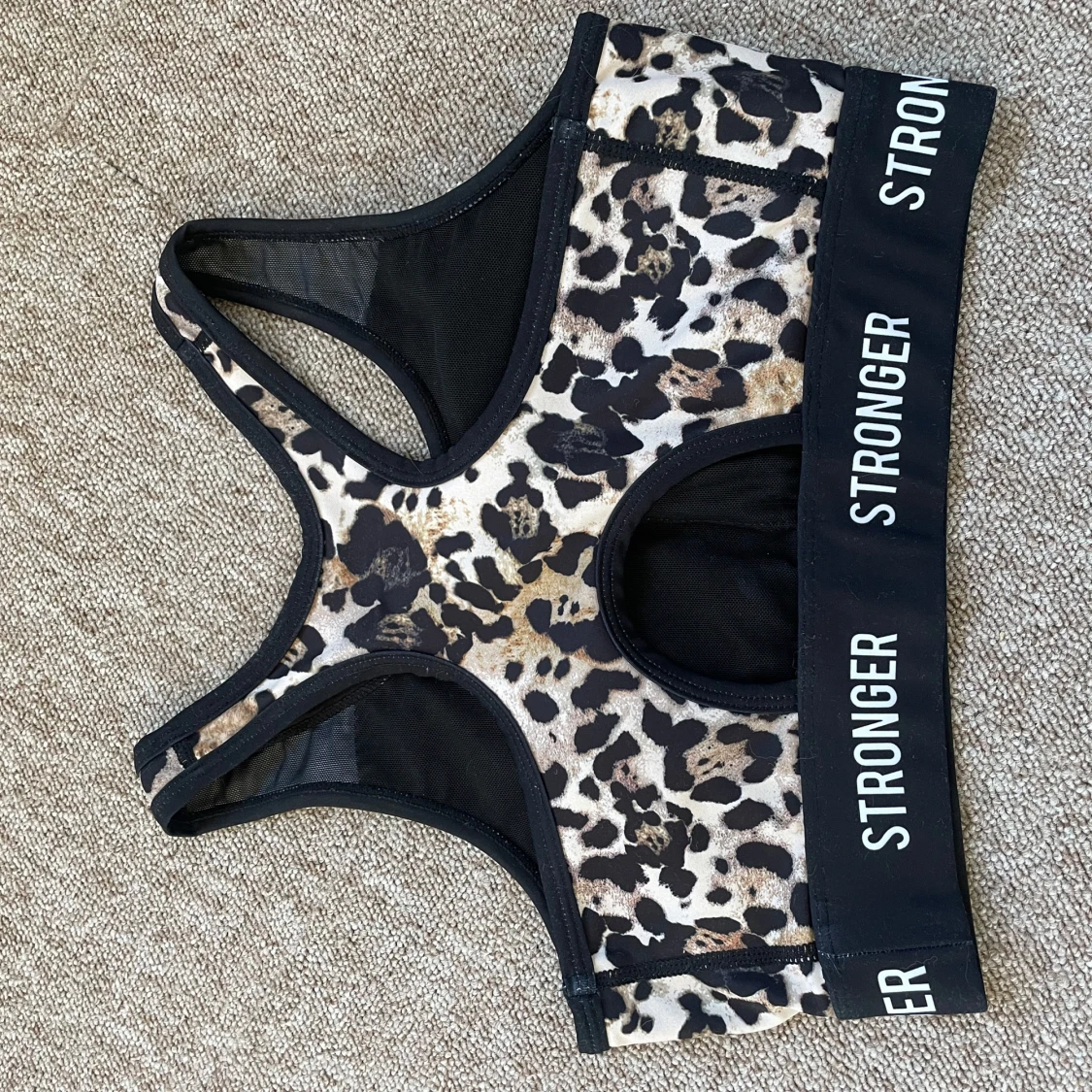 Leopardmönstrad sporttopp från Stronger - 1