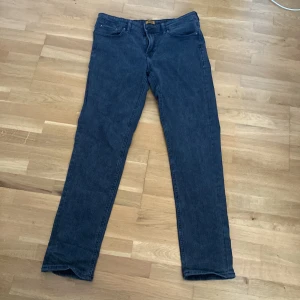 Jack and Jones jeans - Svarta Jack and Jones Jeans i modell slim   Glen. Storlek 176