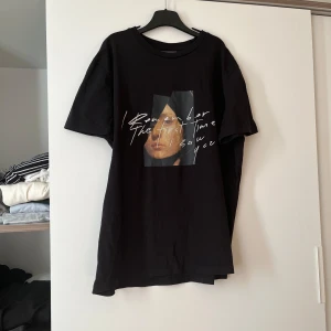 Svart t-shirt med tryck från H&M - Säljer en svart t-shirt från H&M med ett tryck på framsidan. T-shirten har korta ärmar och en rund halsringning.💞