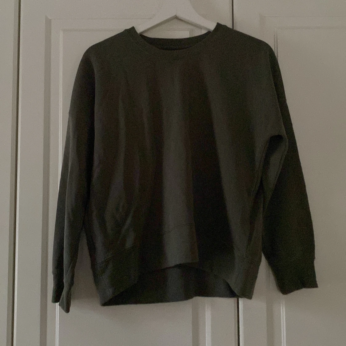 Mörkgrön tröja från NOOM