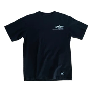 Svart t-shirt med tryck - Står xs men passar mer M. Snygg svart t-shirt från Guêpe med ett stort tryck av en insekt på baksidan och en liten logga på framsidan. Perfekt för en cool och avslappnad stil.