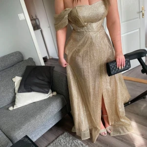 superfin balklänning  - jag säljer en superfin balklänning i guld glitter färg. storleken är lite oklar men skulle säga M/L ganska stor i brösten men annars normal storlek🥰