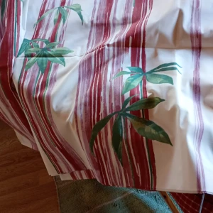 Gardintyg blommigt 10 meters bunt  - Gardintyg blommigt 10 meters bunt och ligger i sin original förpackning.