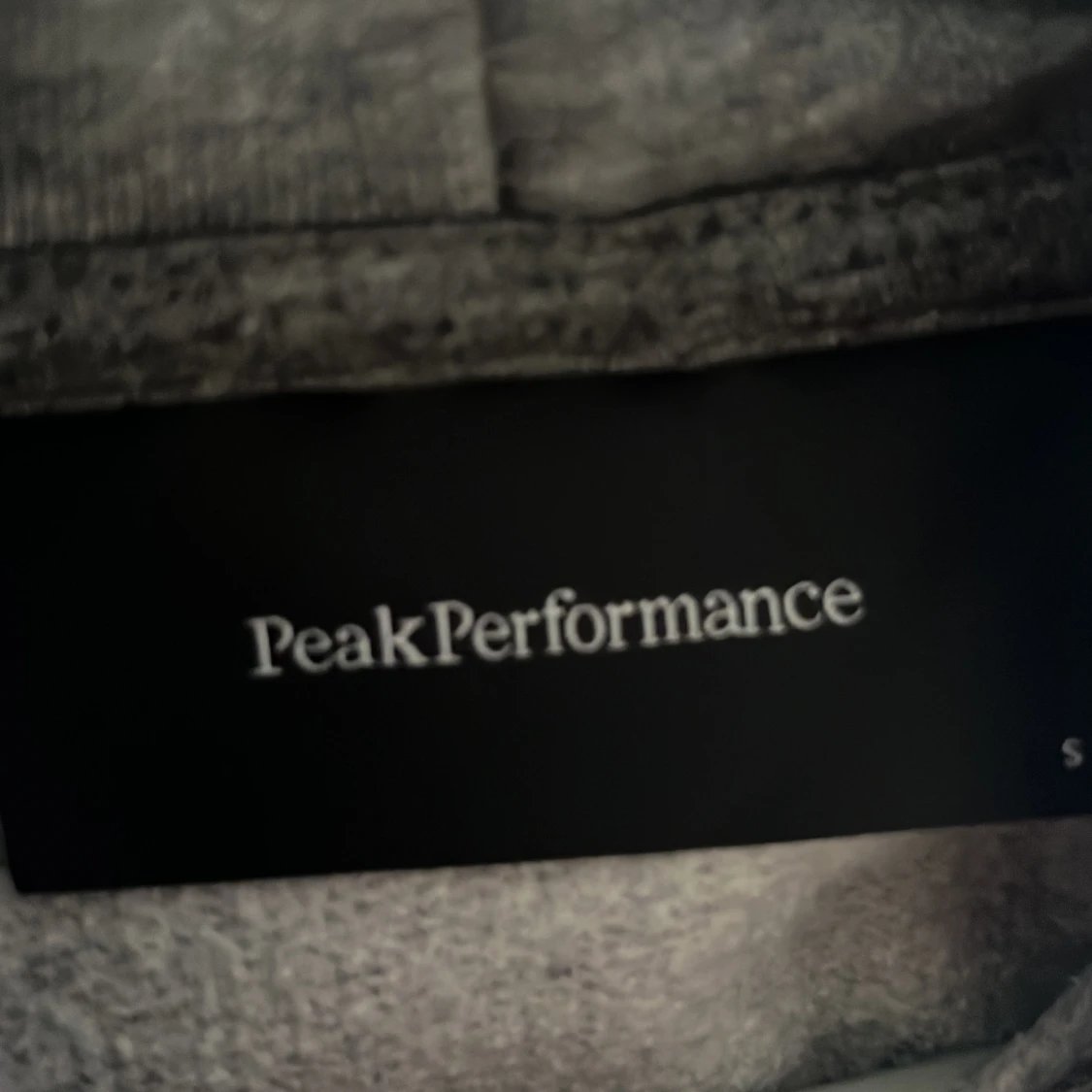 Grå hoodie från Peak Performance - 2