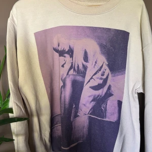 Ariana Grande merch - Säljer min Ariana grande sweetener merch tröja för att den inte kommer till användning! Använd 1-2 gånger så är i bra skick ! Är i st M och säljer för 150kr+frakt