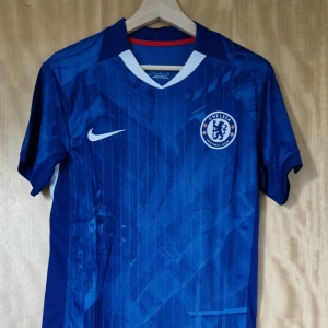 Chelsea fotbollströja 25-26 - Chelsea repIika fotbollströja 25-26. Helt ny med tag. Storlek: Medium