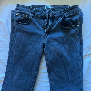 Blå bootcut jeans från 157, stl S - Snygga blå jeans från 157 i bootcut-modell med låg midja. Klassisk femficksdesign, full längd och tillverkade i mjukt bomullstyg med lite stretch. Perfekta för dig som gillar en retro vibe och vill ha ett par jeans med schysst passform.