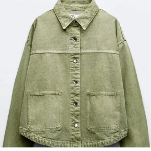 Grön jeansjacka  - Säljer den slutsålda jackan från zara då den inte kommer till användning!  Jätte fin jeansjacka💚xs!!
