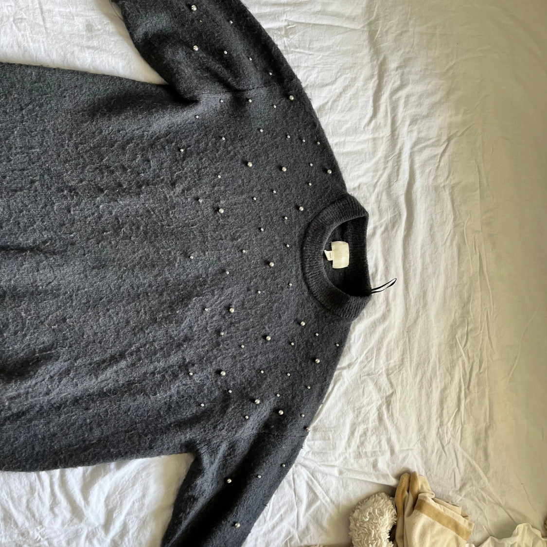 Mörkgrå stickad tröja med pärlor