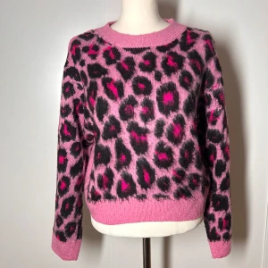 Stickad tröja leopard rosa h&m - Stickad tröja från h&m (divided) i storlek s. Köp sker via köp nu, jag postar inom 24h. Kvar tills markerad såld
