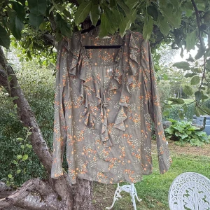 Odd molly blus  - Otroligt vacker grön odd molly blus med fina volanger längst urringen. Blusen är mer en kakigrön med detaljer i orange och vitt. Blusen har ett material i viskos och tyvärr är det då lätt att få tråddragning. Men det finns ett som sitter vid ena axeln. Se bild 4 för stället som har tråddraning men sädet syns knappt. Storlek 2 som enligt deras storleksguide motsvarar en storlek M.  Mycket fint skick, jag hittar inga synliga anmärkningar eller defekter. 