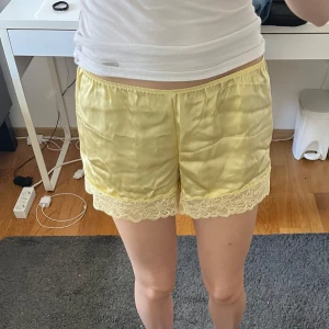 Intimissimi shorts - Gula intimissimi shorts. Aldrig använda men utan prislapp. Svårt att få exakt färg på bild!