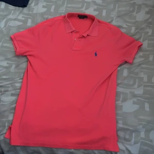Neonröd Piké - Neonröd Ralph lauren. Används sällan 