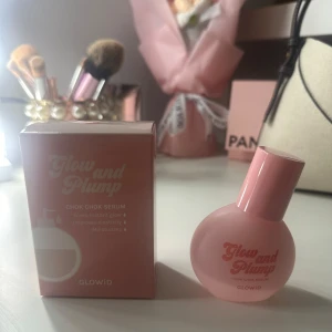 Glowid Glow and Plump Chok Chok Serum - Glow and Plump Chok Chok Serum från Glowid i en söt, rund rosa flaska. Ger direkt glow, återfuktar och förbättrar hudens elasticitet. Perfekt som bas under smink för extra lyster. Innehåller 30 ml och kommer i matchande rosa kartong.