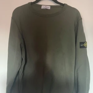 Olivgrön Stone Island sweatshirt - Säljer en olivgrön sweatshirt från Stone Island Junior. Bra skick. Hör av er vid frågor eller funderingar. 