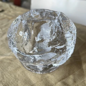 Kosta Boda ljuslykta - Snowball ljuslykta från Kosta Boda i nyskick. Köpt för runt 350kr