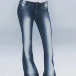 Blå bootcut jeans med ljusa partier - Säljer ett par blå bootcut jeans från weekday cheap Monday  med snygga ljusa slitningar längs benen. Jeansen har klassisk femficksdesign och normal passform. Perfekta för dig som gillar en retro vibe och vill ha ett par jeans som sticker ut lite extra. Dock har de slitningar längst ner i benen men inget som syns när man har på sig dom! Kontakta mig vid frågor eller bilder!