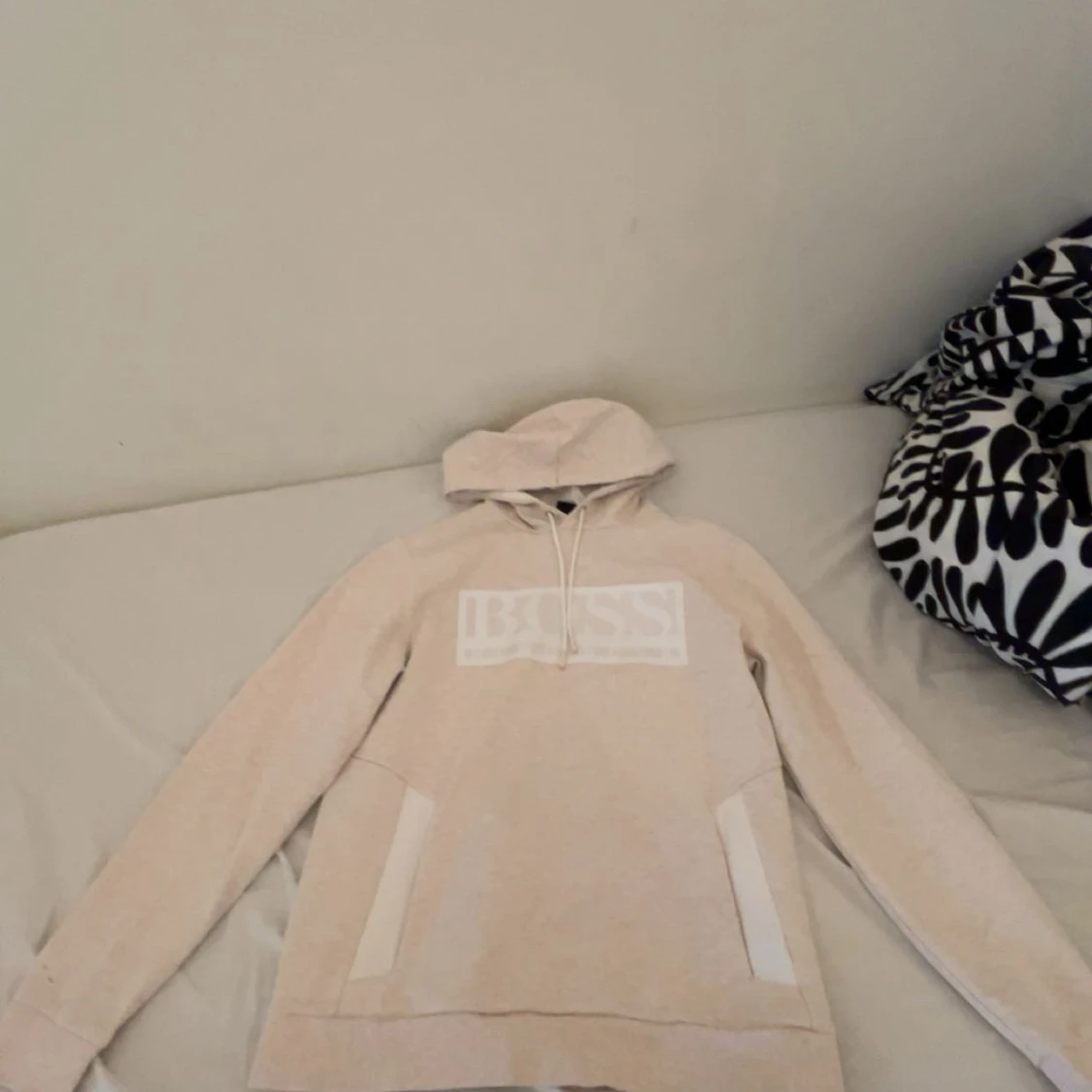 Beige hoodie från BOSS med logga