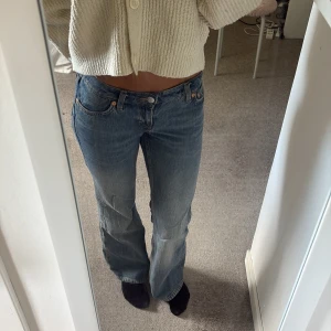 Low waist jeans - Säljer dessa low waisted jeans med bootcut från weekday! I storlek 25/32