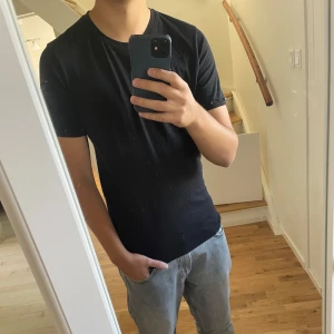 Valentino T-shirt  - Tröjan är äkta och har en enstaka defekt jag medelar om innan den köps vid intresse 