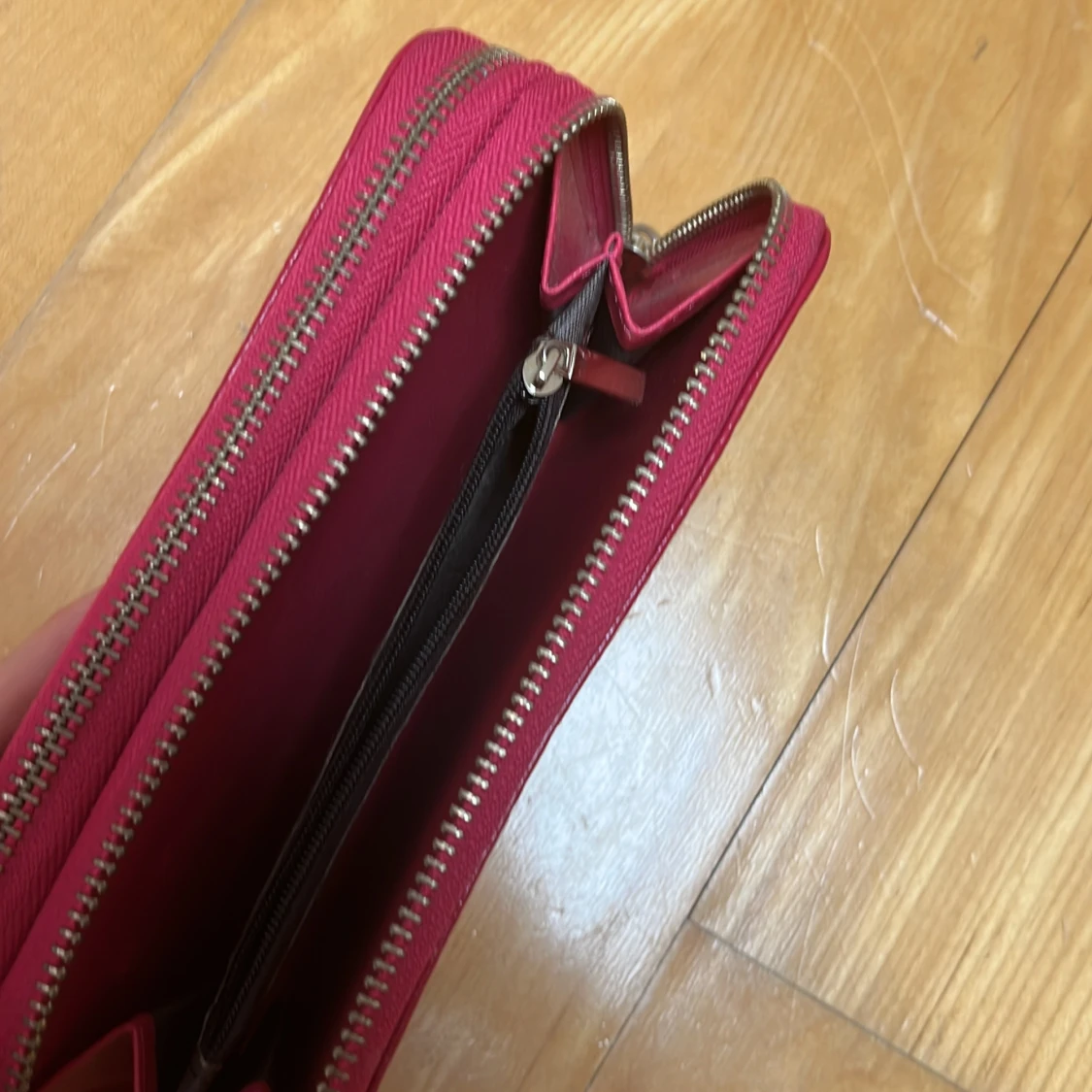 Röd plånbok med ormskinnsmönster - 1