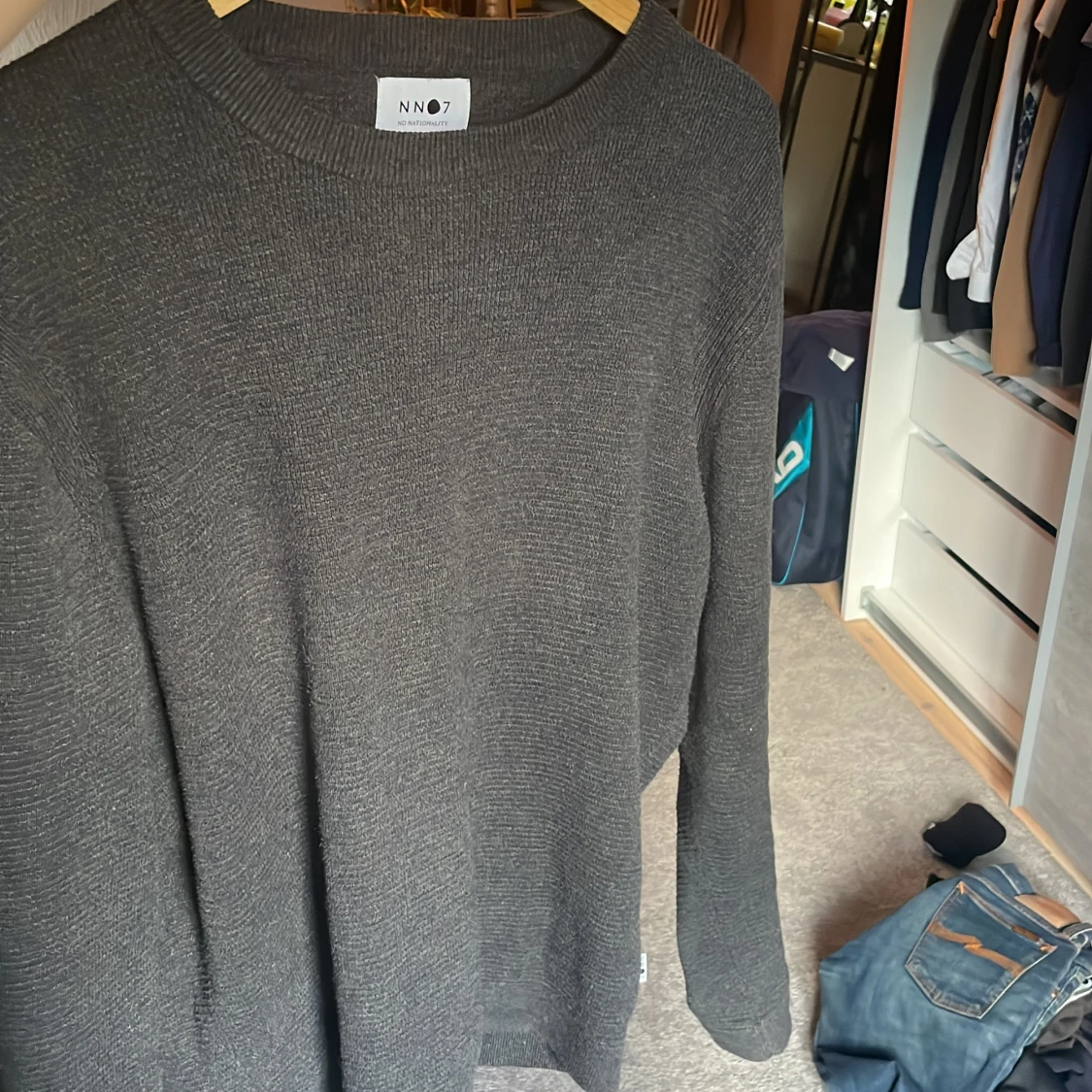 Mörkgrå stickad tröja från NN07