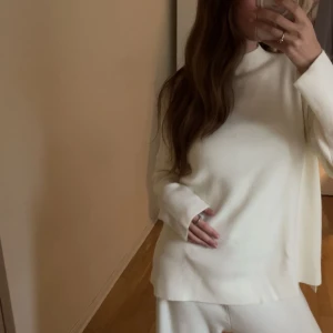 Krämvit mysig tjocktröja - Jättefin tjocktröja som är perfekt till vintern! Superskönt material och har bara använts 1-2 gånger! Det står ingen storlek på tröjan, men den passar bra på mig som brukar ha på mig storlek S🤍🤍