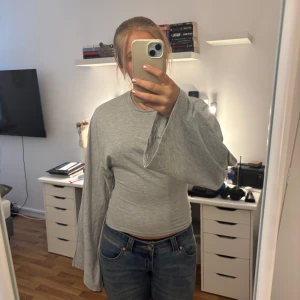 Grå långärmad topp från Nelly - Helt nyy! Med tag, denna passade inte min stil så säljer den! 🥰