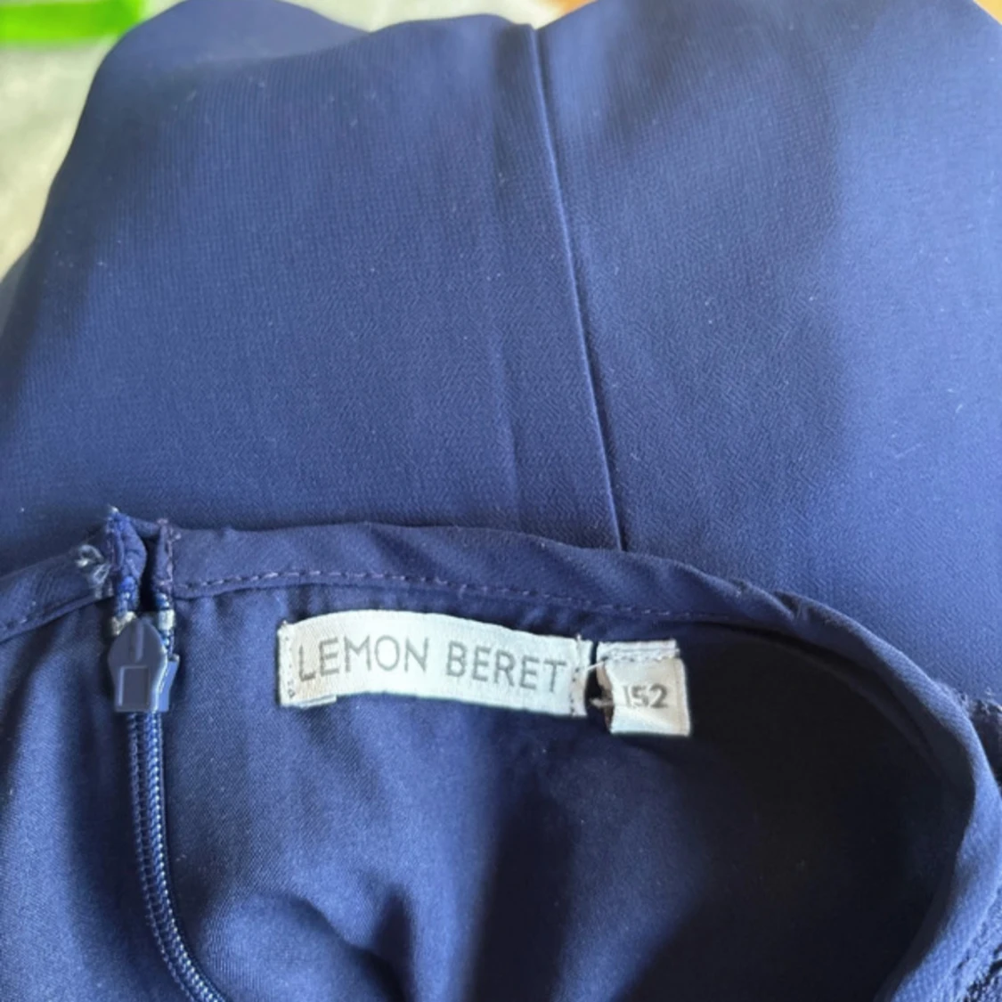 Marinblå spetsklänning  - 4