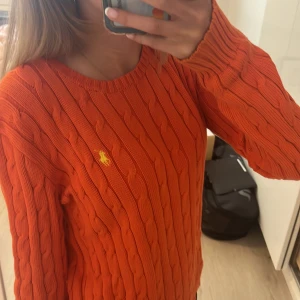 Orange tröja Polo Ralph Lauren - Säljer en orange stickad Ralph lauren tröja i storlek M för 350kr. Den är ganska liten i storleken.