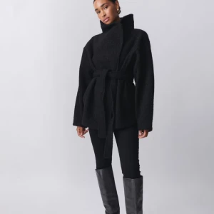 Soft belted jacket - Kappa från Ginatricot förra hösten 2024, använd 2-3ggr. Säljes pga flytt och att det inte är min stil. Kan sänka pris vid snabb affär🫶🏼Nypris 599kr