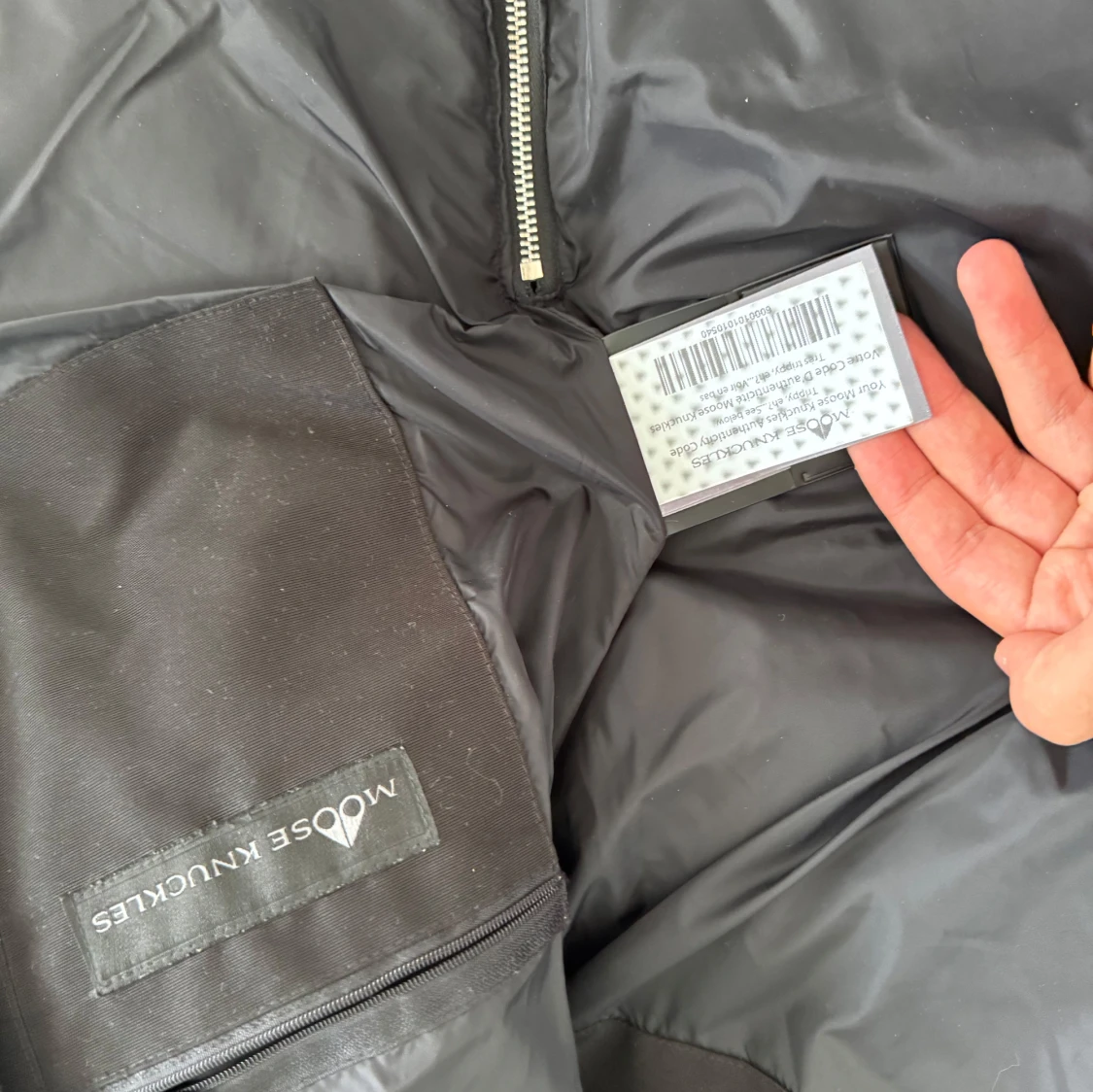 Svart dunjacka Moose Knuckles med pälskrage - 3