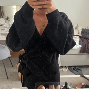 Omlottcardigan i mohairblandning från & Other stories  - Säljer stickad kofta som inte kommer till användning☺️ny pris 790kr