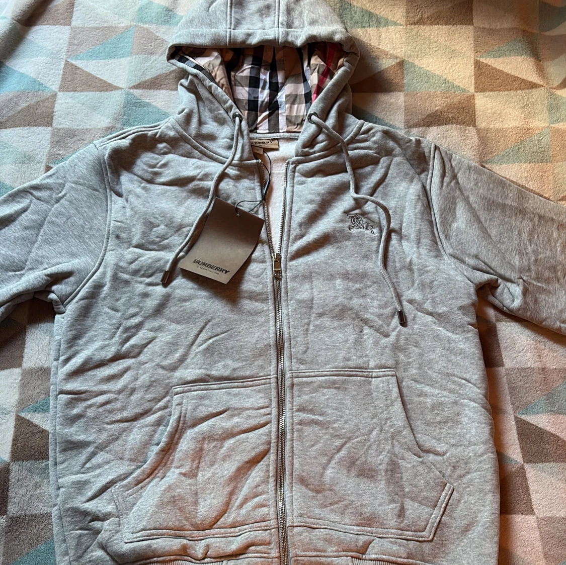 Grå hoodie från Burberry med dragkedja