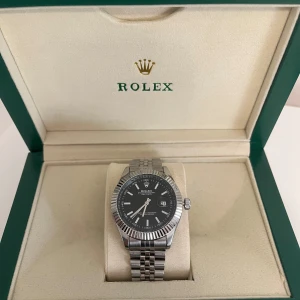 Silverklocka  - Snygg silverklocka som passar till alla tillfällen! Endast klocka medföljs vid köp! Vid minsta fundering kontakta oss✔️